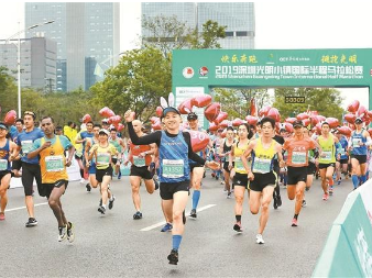 首届深圳“光马”激情开跑 8000名选手跑进“最美赛道”