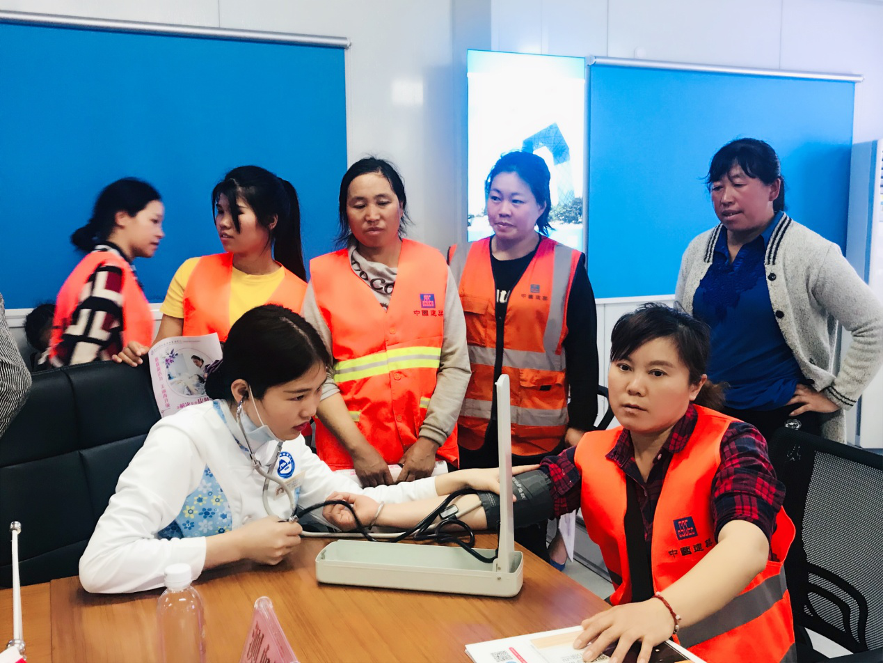华侨医院开展学雷锋义诊活动，为工友提供健康服务及急救知识培训