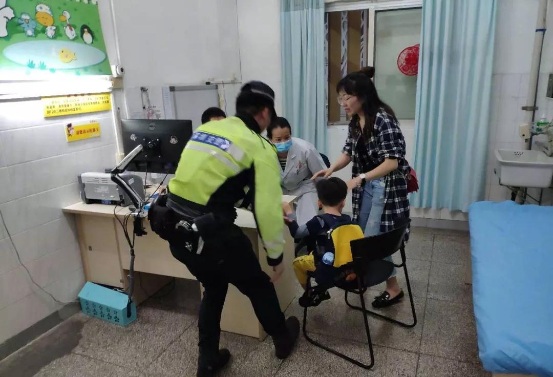 男童误喝洗洁精 铁骑一路护航平安送达医院