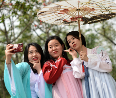 穿上汉服秒变仙女！中建“铁娘子”乐游庆“三八”