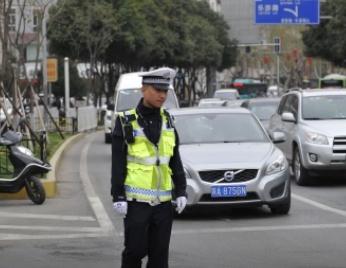 姑娘在马路中间倒地，埋怨交警为何不拉她！交警：我有女朋友