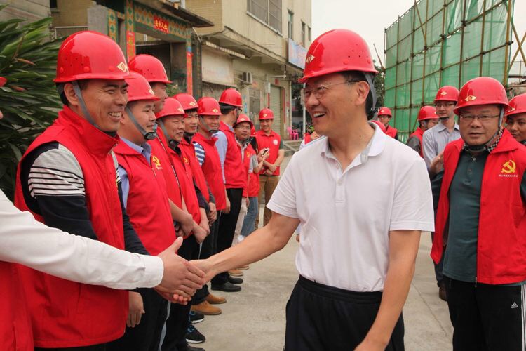 坪山区委副书记、区长李勇率队到坪山街道调研地铁征拆工作