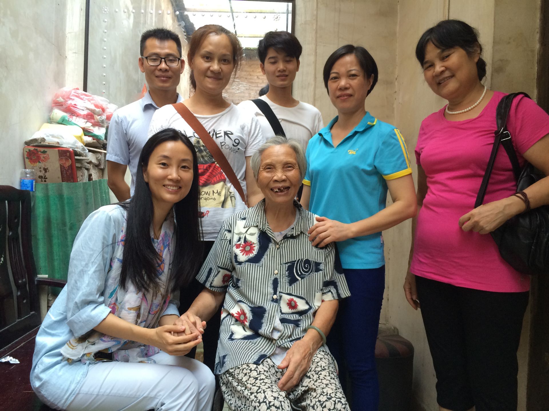 在公益征程中，她誓言将风雨兼程走下去