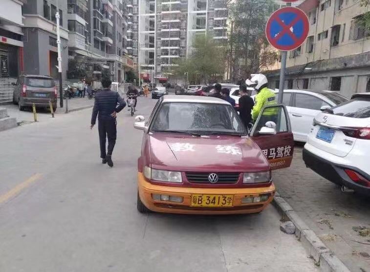 套牌教练车频繁闪现！交警3小时查扣