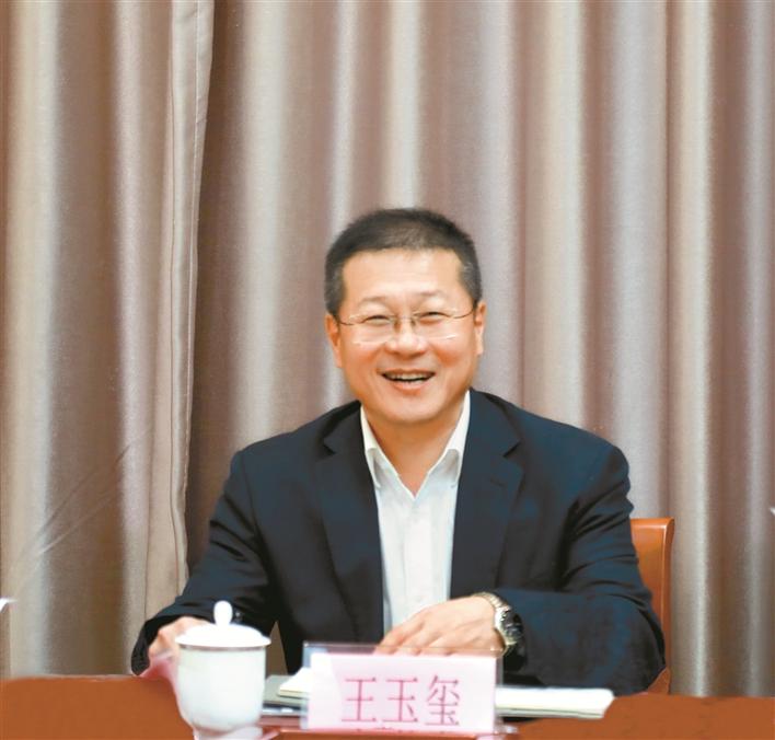 龙华：努力做强深圳教育中轴