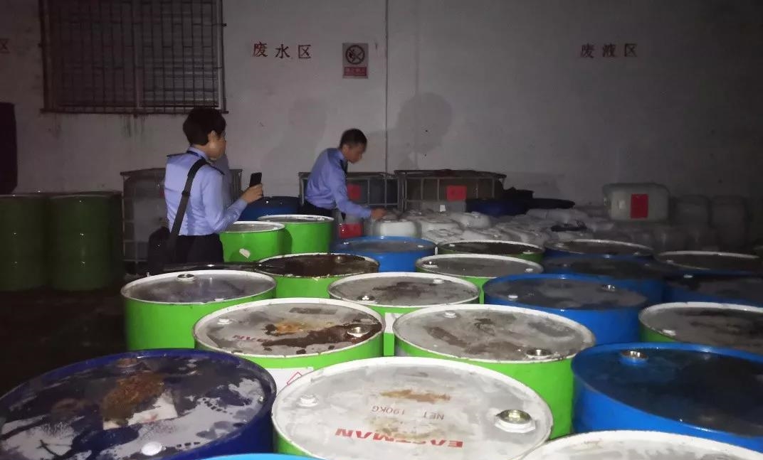 宝安网格员夜巡吸了口气，发现8吨非法存储易爆危化品