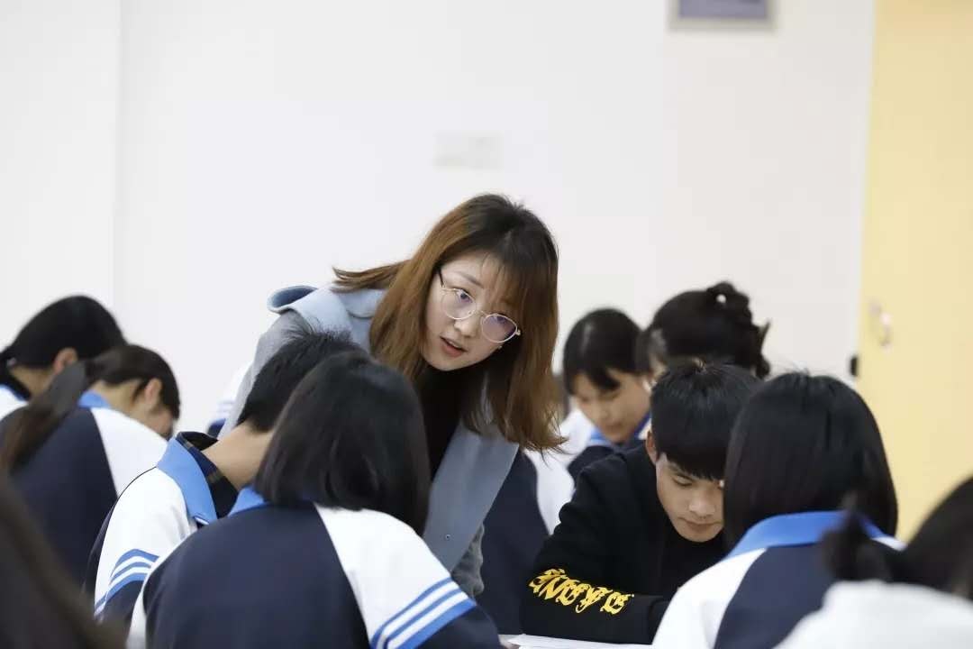 满怀真情全力帮扶！横岗高级中学大爱感动靖西校园