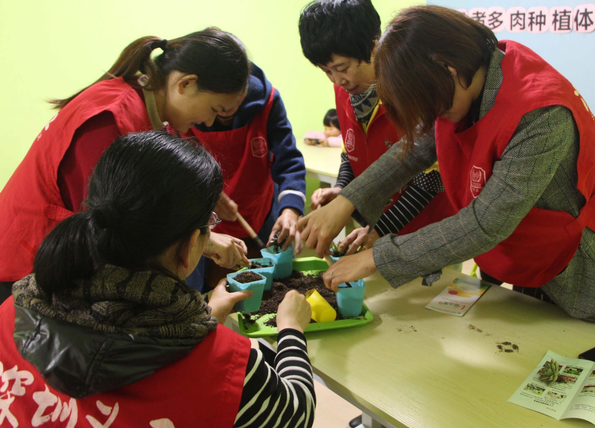 光明街道“V爱之家”开展园艺治疗认知培训