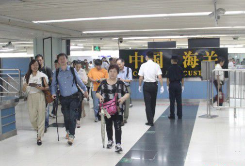 又是“小腹婆”！深圳一女子绑藏38台手机企图蒙混入境被查