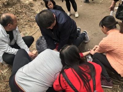 广州医生外地旅游偶遇游客晕倒 跪地一小时施救