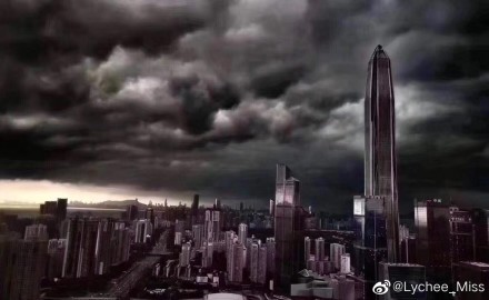 奔驰变“飞艇”，井盖成了“灵魂舞者”！深圳午后这场暴雨又刷屏了