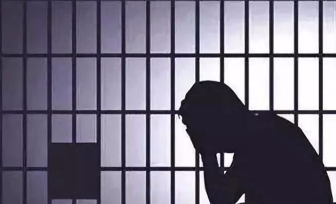 男子当街杀人仅服刑6个月震惊纪委，背后牵出几十人的“保护伞”