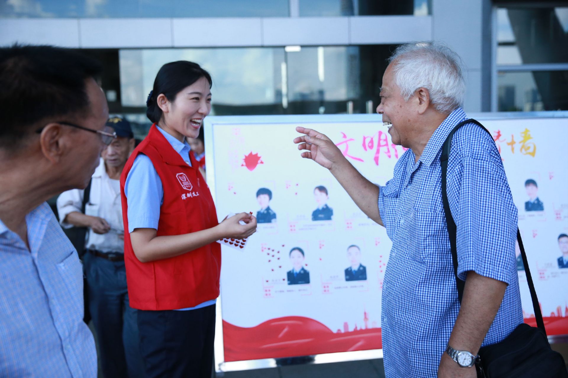 深圳湾口岸义工：青春在志愿服务中闪光