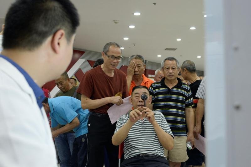 关爱深圳“拓荒牛”眼部健康，他们在行动！