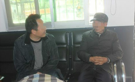 冒雨救助走失老人 警方连续助两名老人与家人团聚