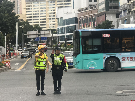 交警外卖小哥上演“变形记” 罗湖交警携手配送企业开展“角色互换”活动