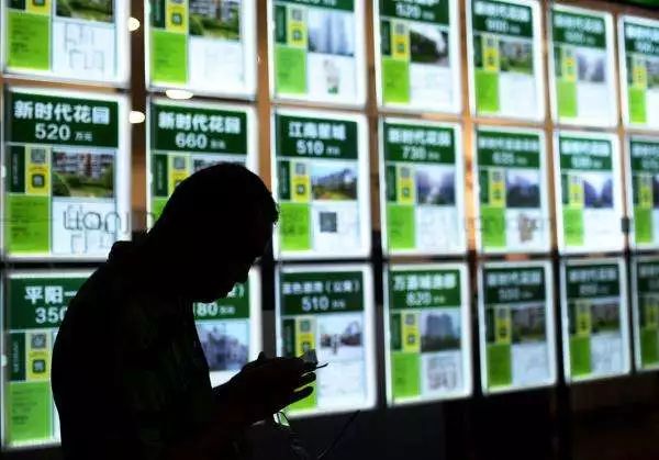 卖房合同陷阱多！中介公司暗箱操作诱骗卖家“钱房两空”