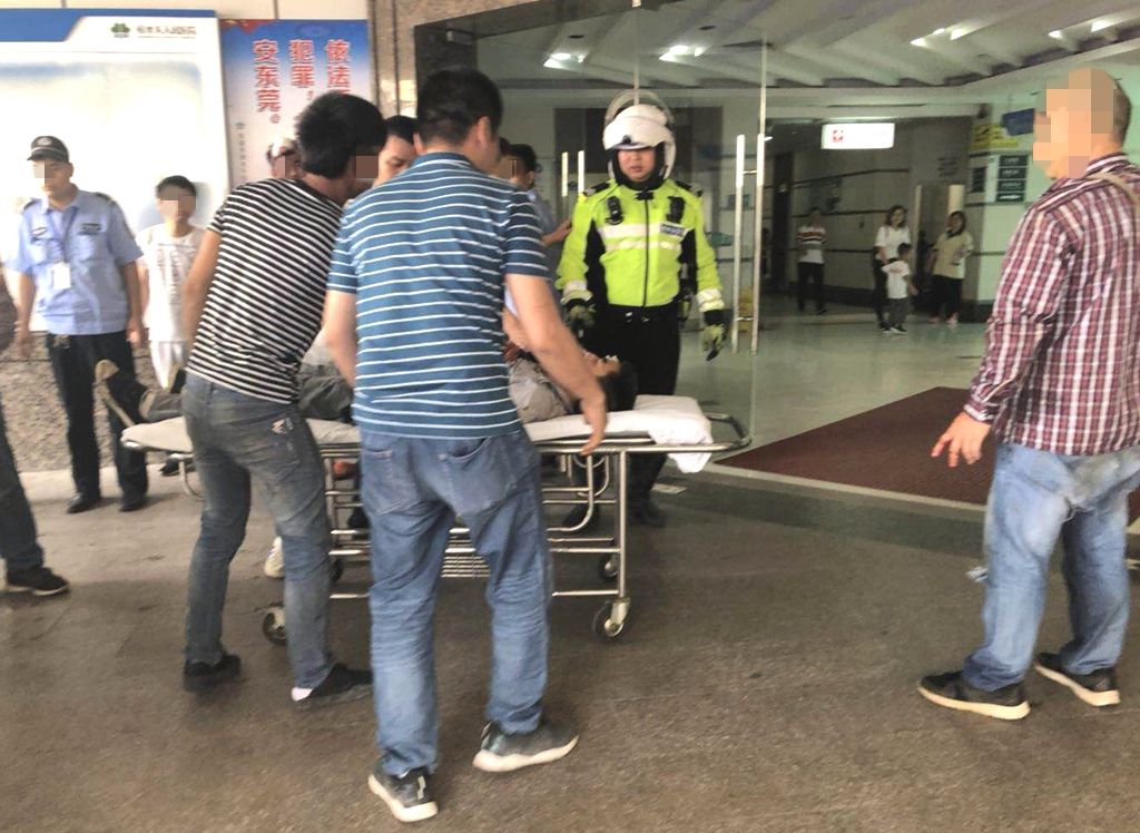 3分钟，东莞交警铁骑开道将重伤群众送院