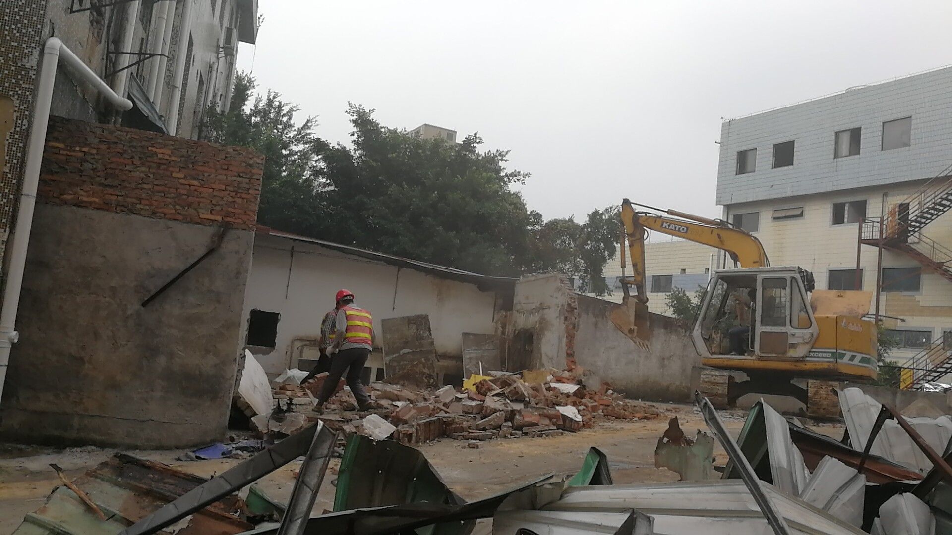 打好查违拆违“组合拳”！光明区凤凰街道拆除一处危险建筑