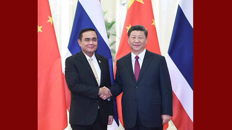 习近平会见泰国总理