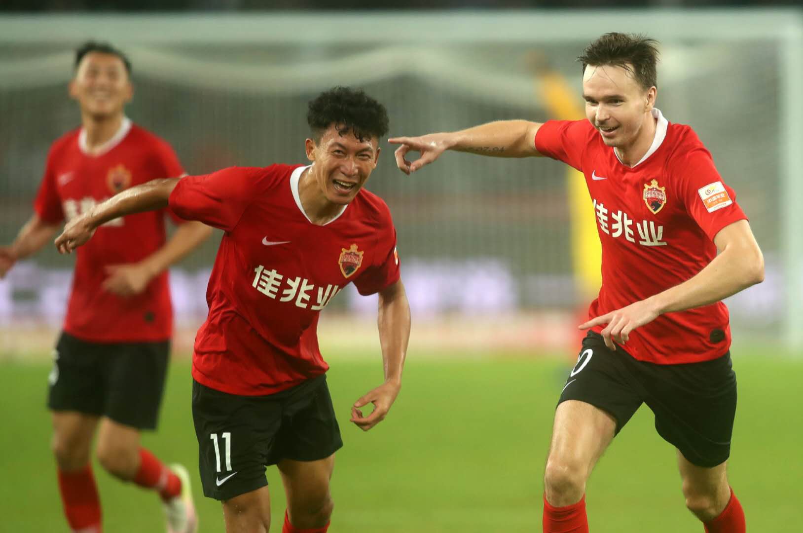 逼平山东鲁能 深圳佳兆业虎口拔牙
