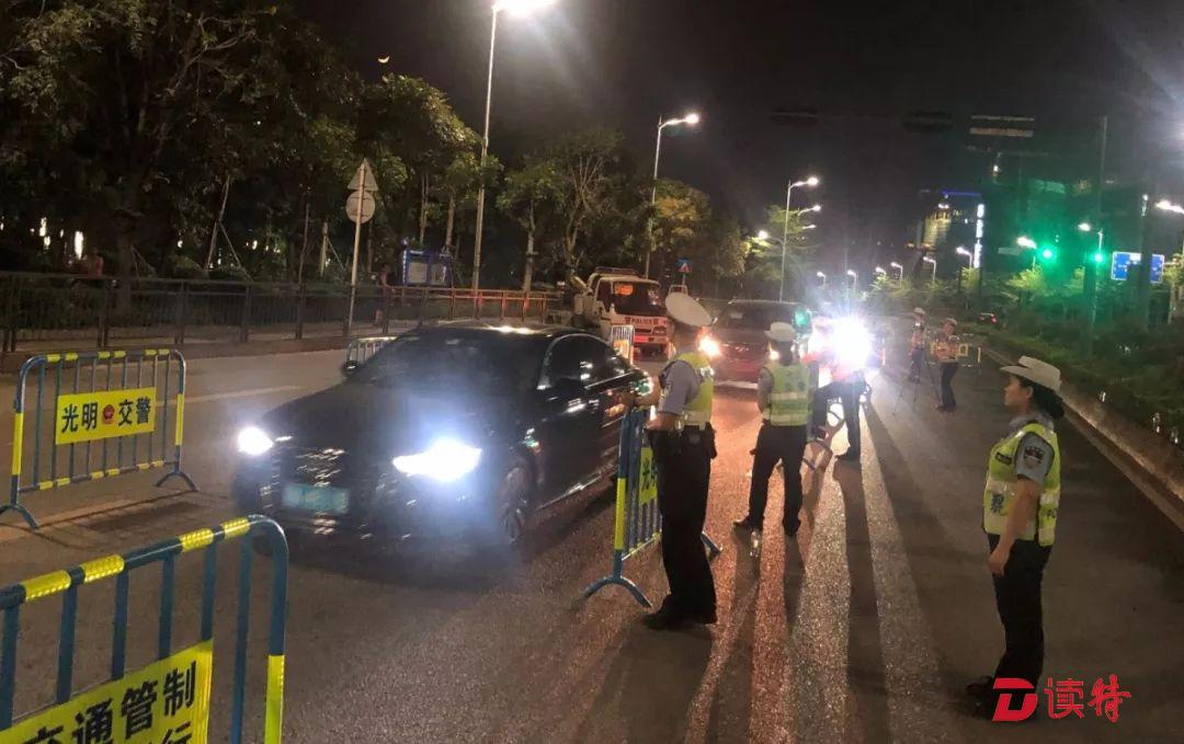 连续3天深圳交警“猎虎”新配方 铁骑路面“快闪式”测酒驾