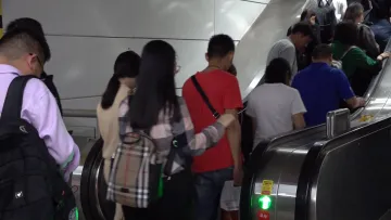 新闻路上说说说丨上海地铁不再提倡乘坐自动扶梯“左行右立”，深圳呢？