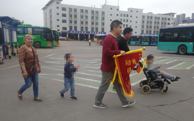 三年！深圳M295路公交全部司乘默契接力 每日接送特殊孩子上下车