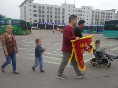三年！深圳M295路公交全部司乘默契接力 每日接送特殊孩子上下车