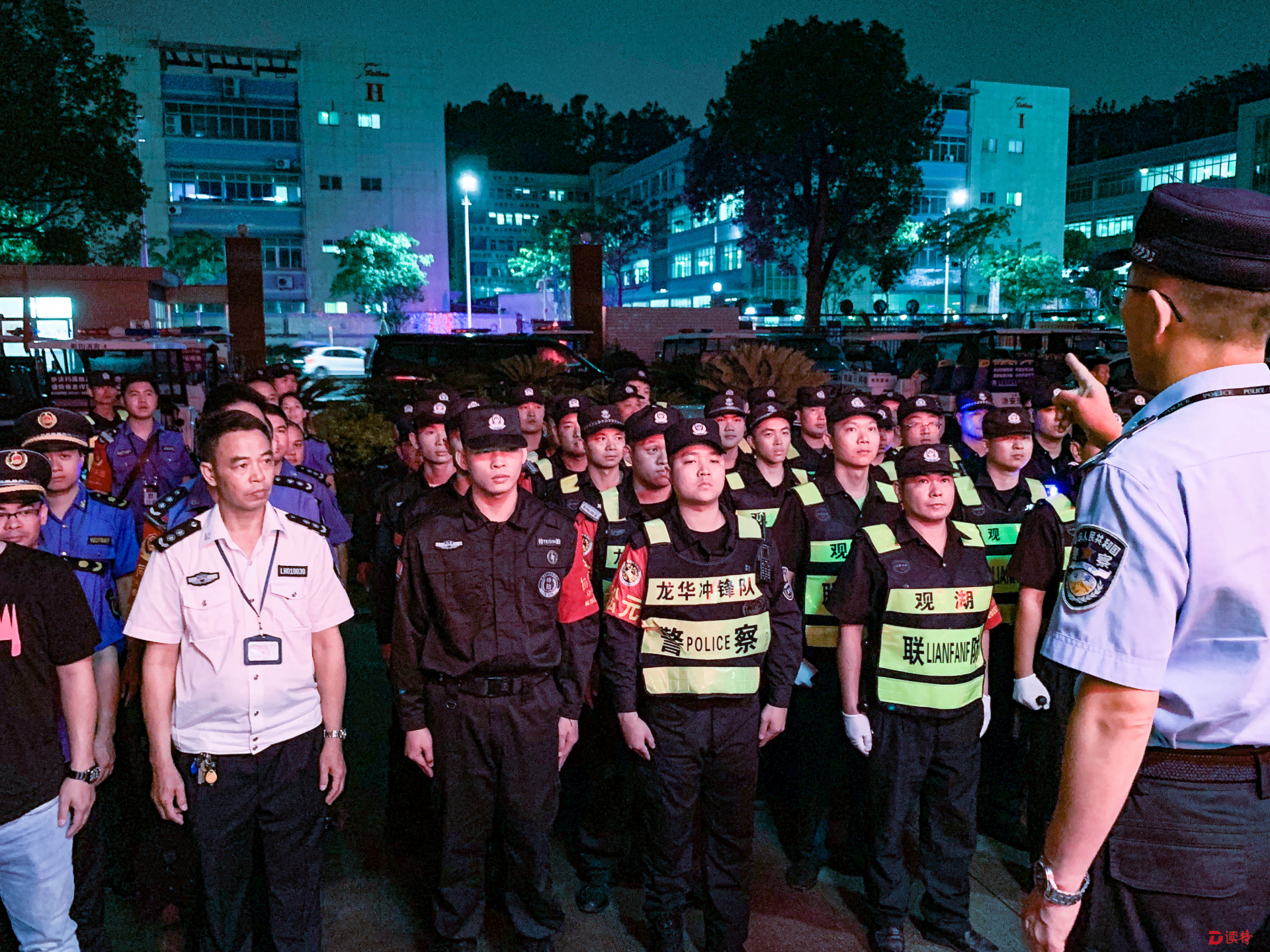 观湖街道夜间行动整治重点区域  打响“观湖行动力”第一枪