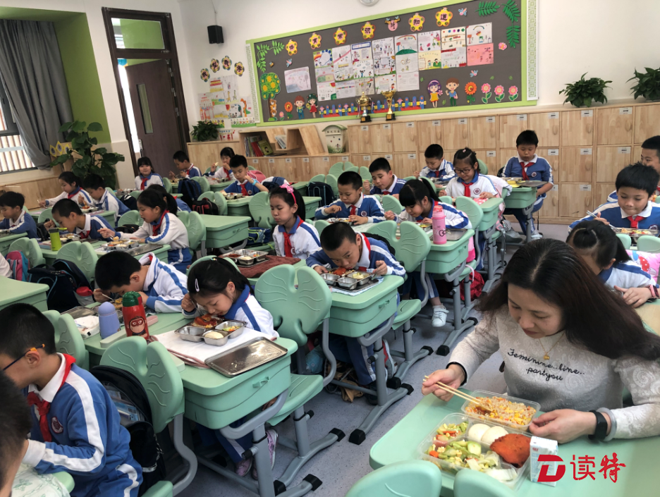 新规执行首周，记者直击深圳“校长陪餐”现场