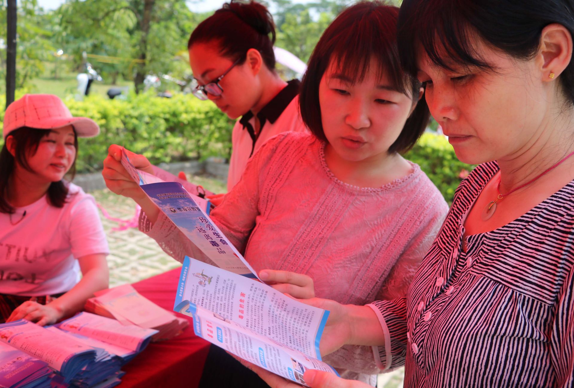 光明街道举行“工会普法进园区活动”