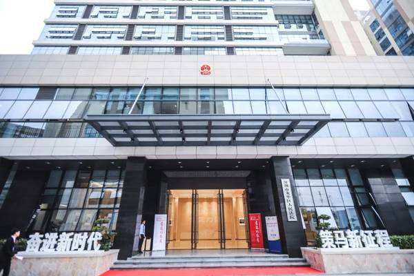 龙华法院巡回审判，把法律知识送到家门口