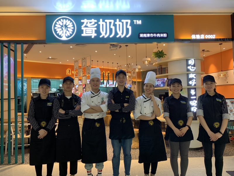 深圳“无声餐厅”发出励志强音 独特的服务方式温馨感人