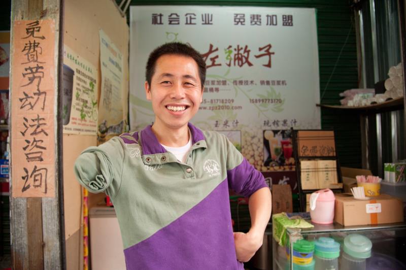 励志！开早餐店授创业经，深圳“独臂哥”一只手也能撑起家