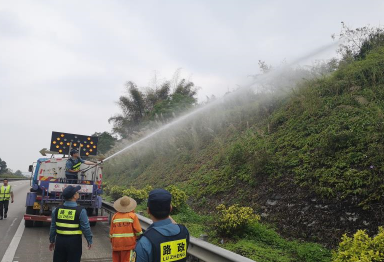 扫墓点发生山火威胁高速公路，汕汾高速路政人员紧急出动