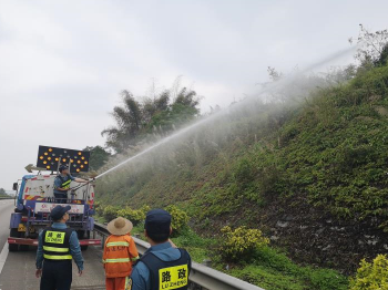 扫墓点发生山火威胁高速公路，汕汾高速路政人员紧急出动