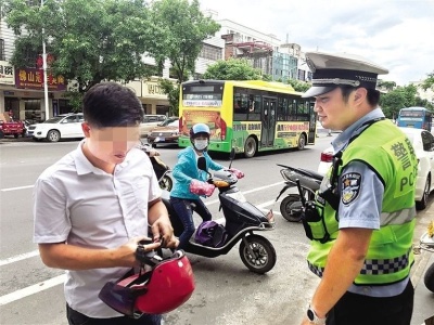 深圳交警再次整治快递外卖骑手戴头盔情况