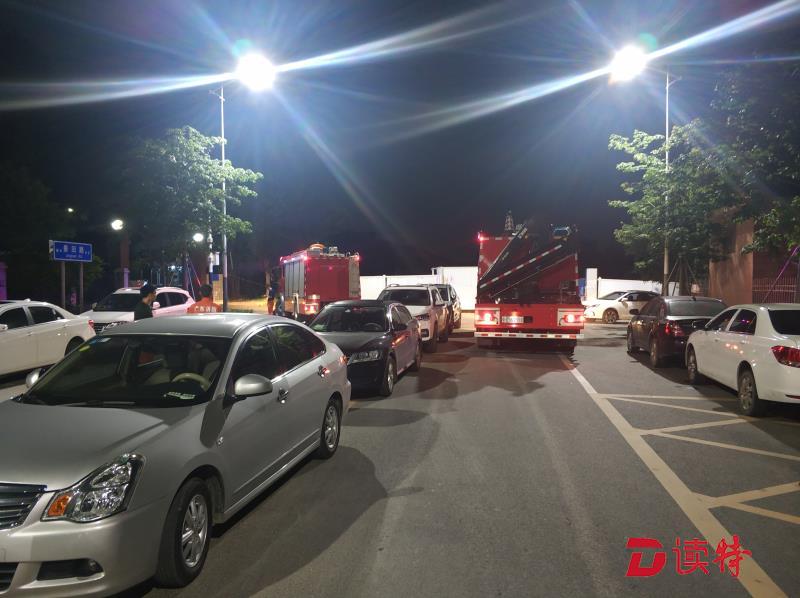 12辆车堵塞消防车出口 车主态度傲慢手机关机