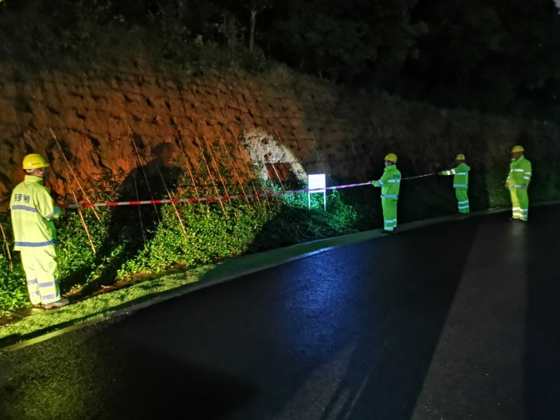 防御强降雨！燕罗街道开展防暴雨夜巡专项行动