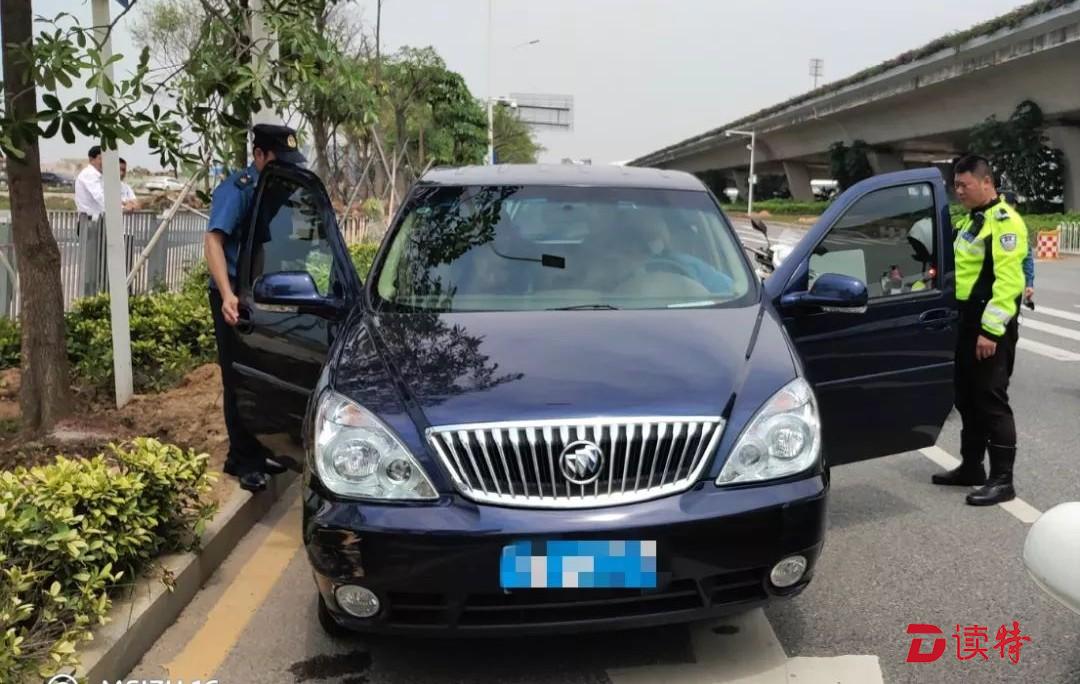非法营运“黑车”遇到执法人员 竟然直接倒车逃跑还撞上执法车