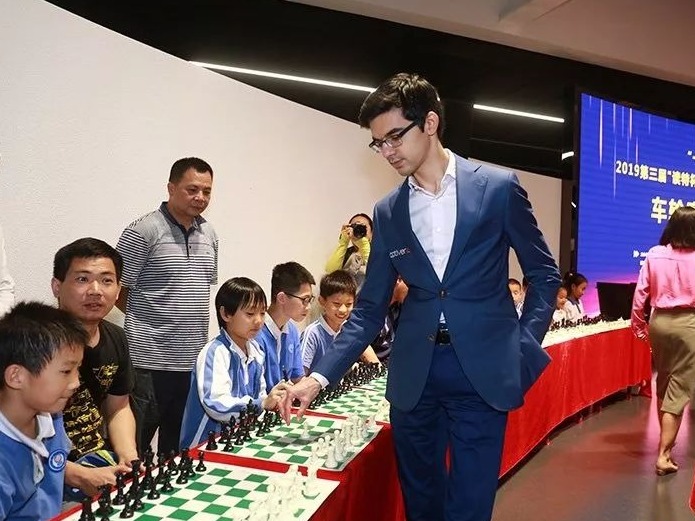 读特杯大师到龙岗红立方与200棋手展开“车轮战”