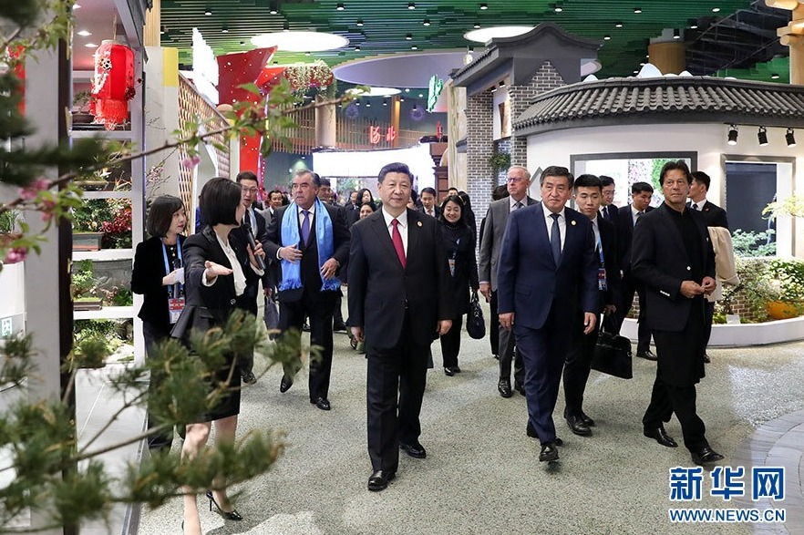 习近平和彭丽媛同出席2019年中国北京世界园艺博览会的外方领导人夫妇共同参观园艺展