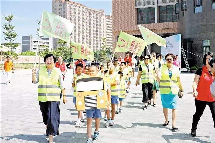 “步行巴士”让孩子自行安全上学 推广仍需各方参与