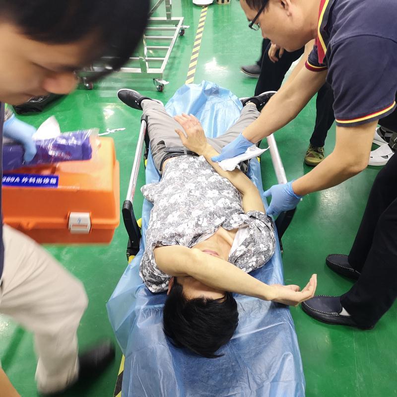 男子手指被卡机器滚轴 消防员动用液压扩张器助其脱困