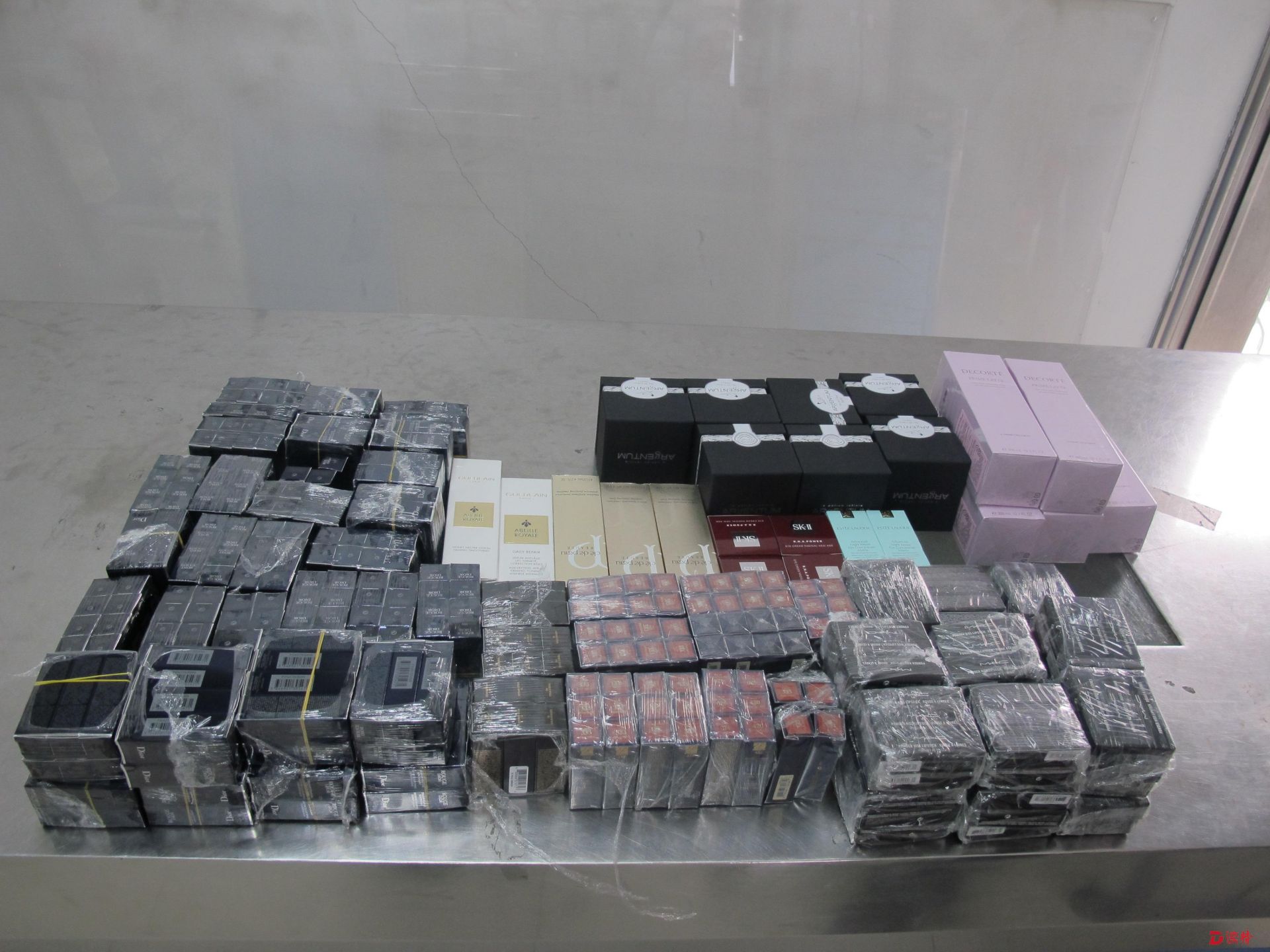 全是大牌！这辆车的暗格竟夹藏数百盒化妆品