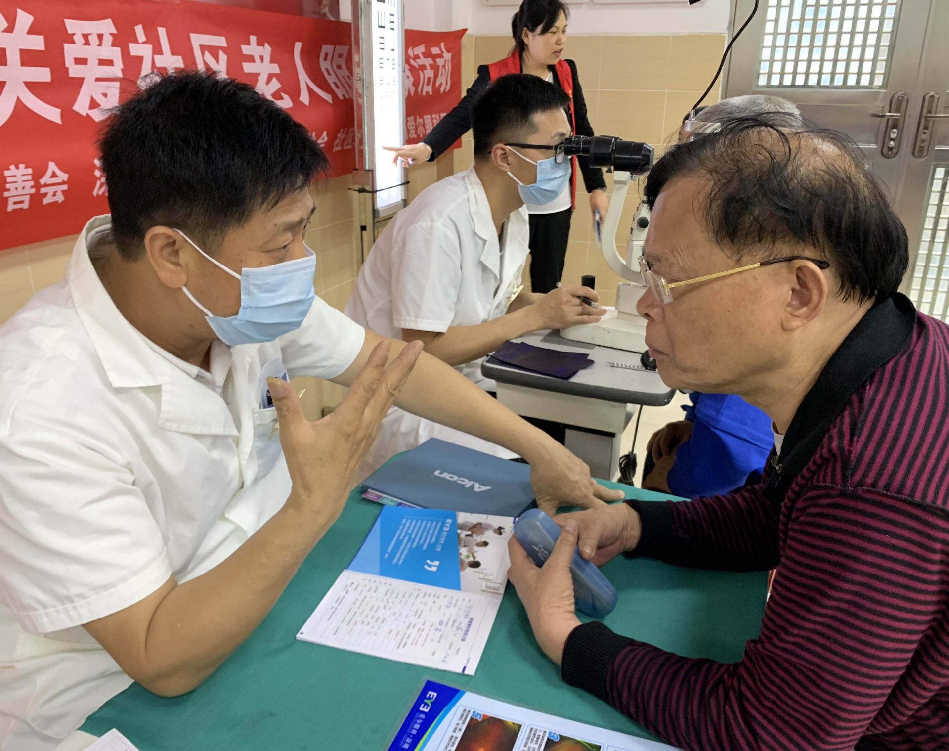 宝安区航城街道钟屋社区开展“关爱社区老人眼健康”活动