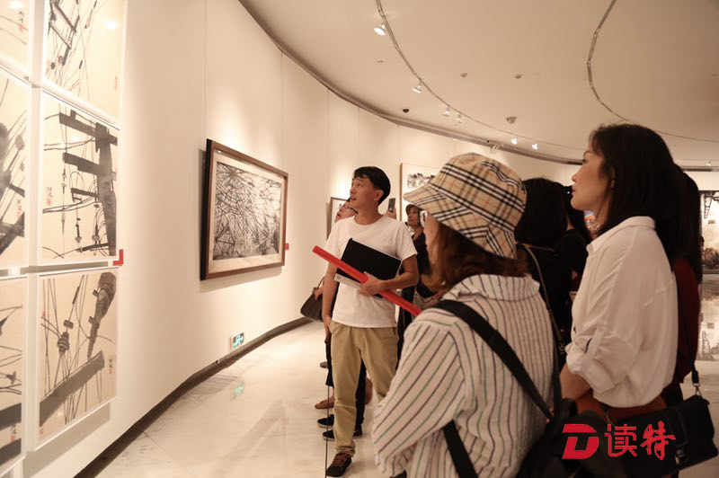 龙岗区组织观摩“庆祝新中国成立70周年美术作品展” 