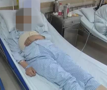 过分！在公厕洗手盆给狗狗洗澡 保洁阿姨劝阻竟被打断六根肋骨