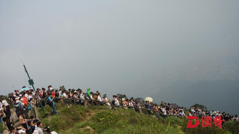 梧桐山风景区迎来登山小高峰